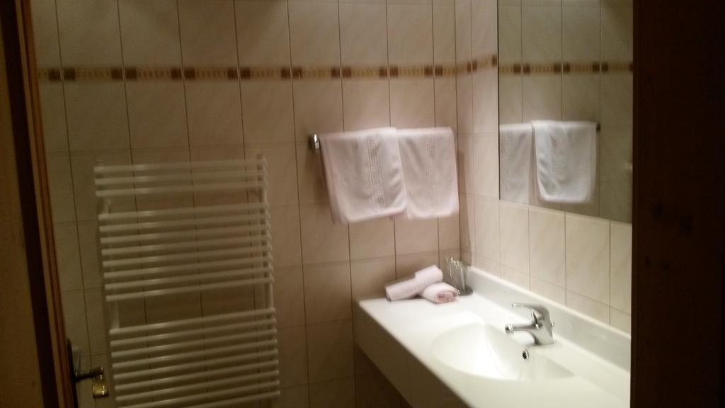 Gasthof Pension Traube Karres Kamer foto