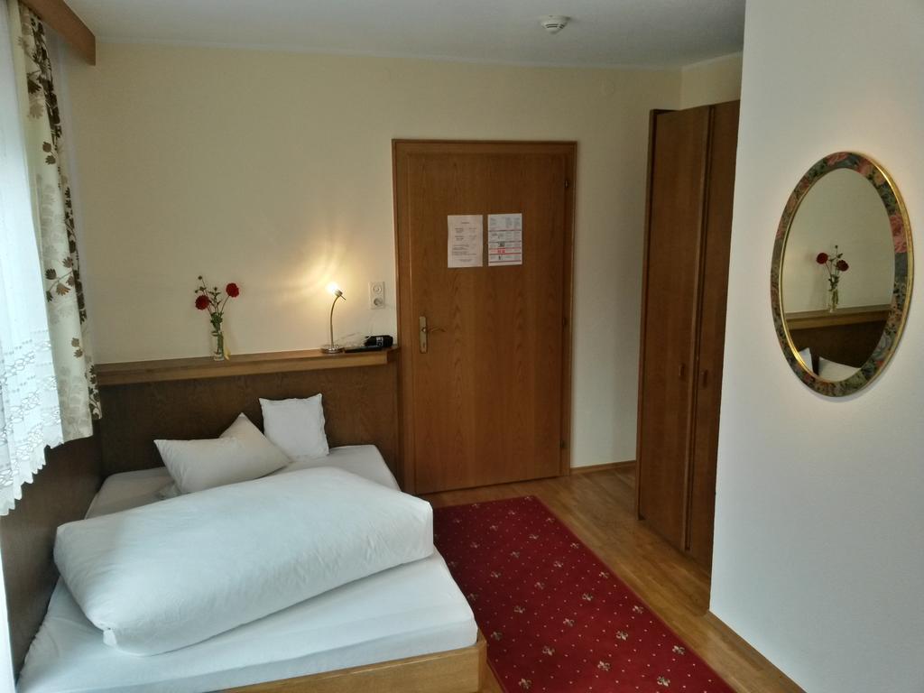 Gasthof Pension Traube Karres Kamer foto