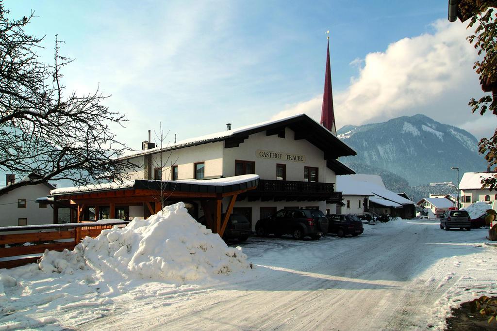 Gasthof Pension Traube Karres Buitenkant foto