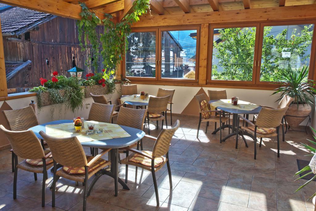 Gasthof Pension Traube Karres Buitenkant foto