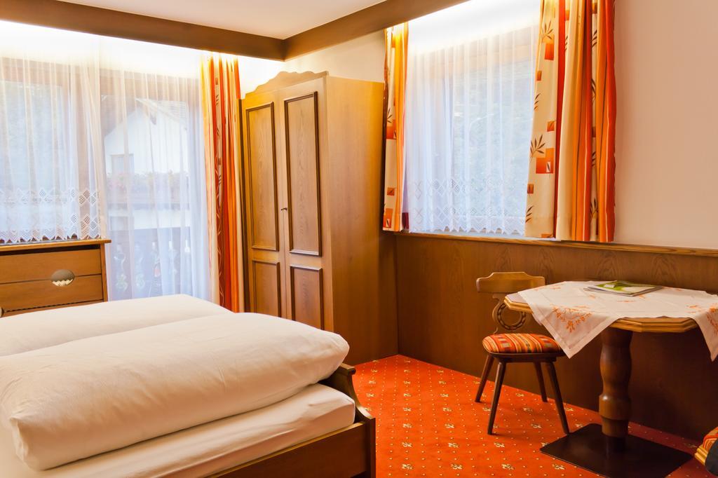 Gasthof Pension Traube Karres Kamer foto