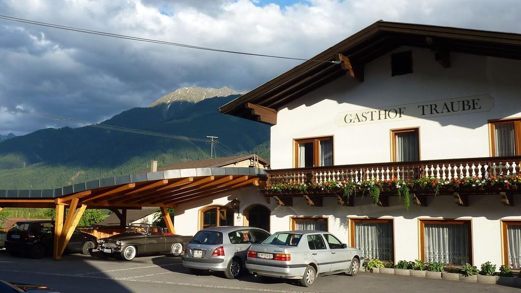 Gasthof Pension Traube Karres Buitenkant foto