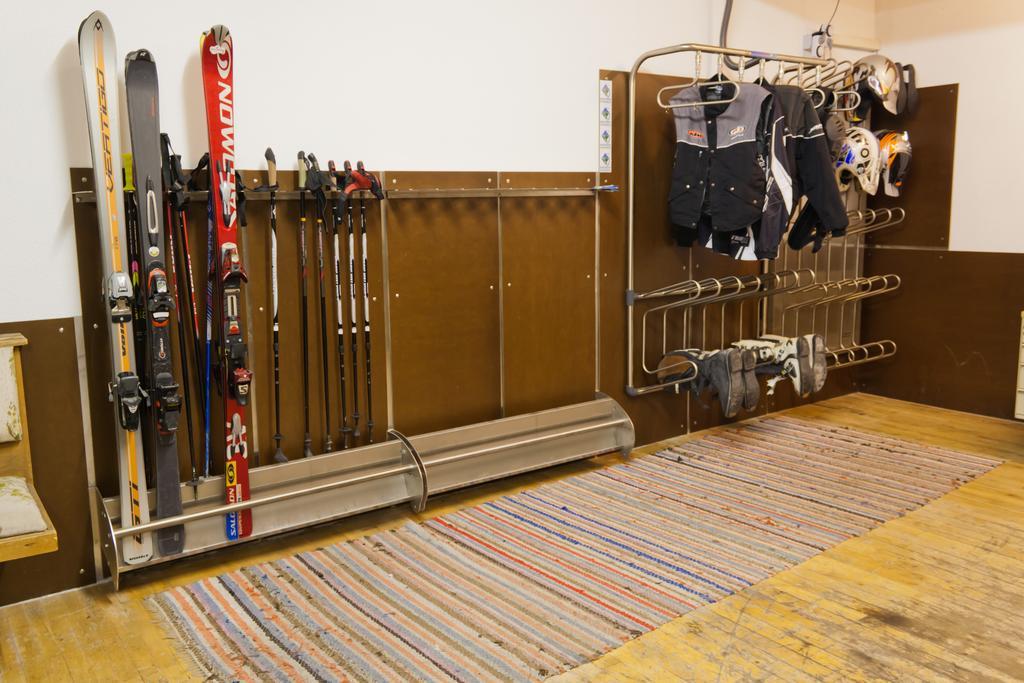 Gasthof Pension Traube Karres Buitenkant foto