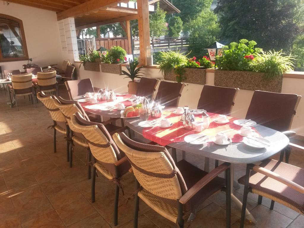 Gasthof Pension Traube Karres Buitenkant foto