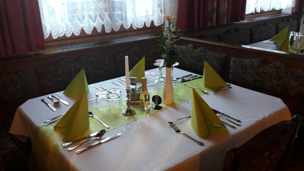 Gasthof Pension Traube Karres Buitenkant foto