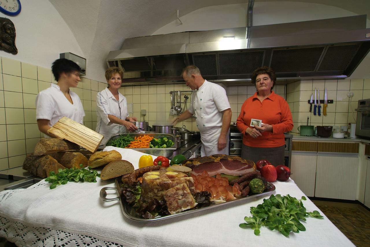 Gasthof Pension Traube Karres Buitenkant foto