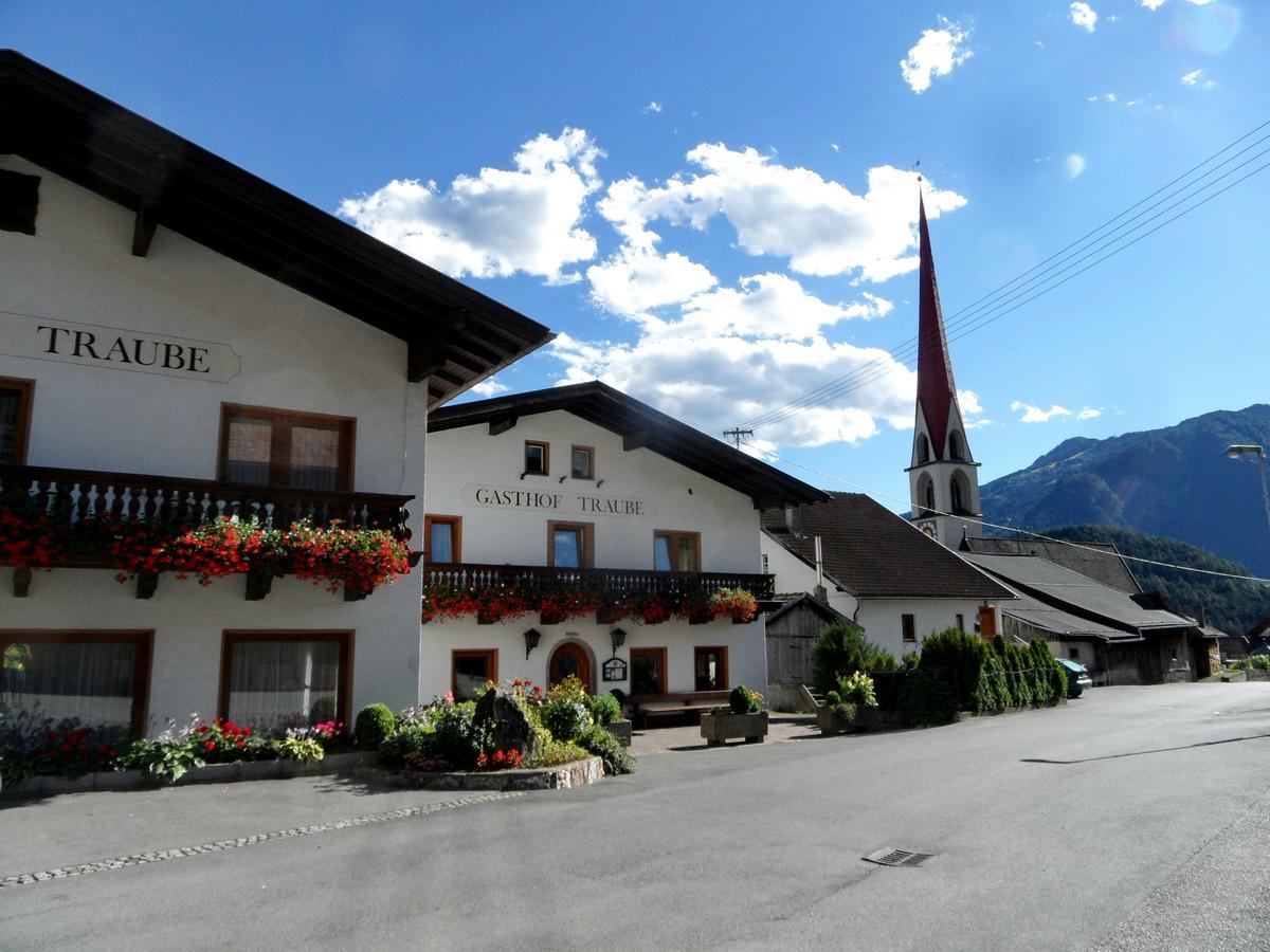 Gasthof Pension Traube Karres Buitenkant foto
