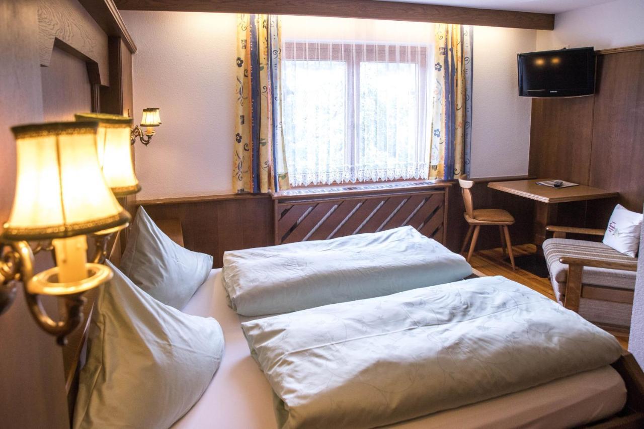 Gasthof Pension Traube Karres Buitenkant foto