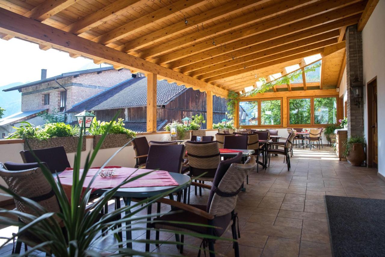 Gasthof Pension Traube Karres Buitenkant foto