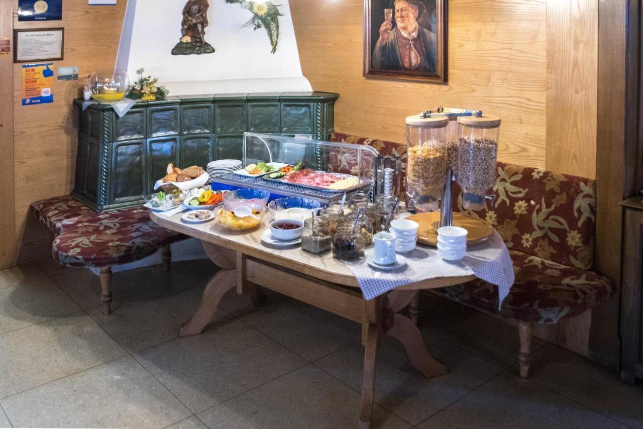 Gasthof Pension Traube Karres Buitenkant foto