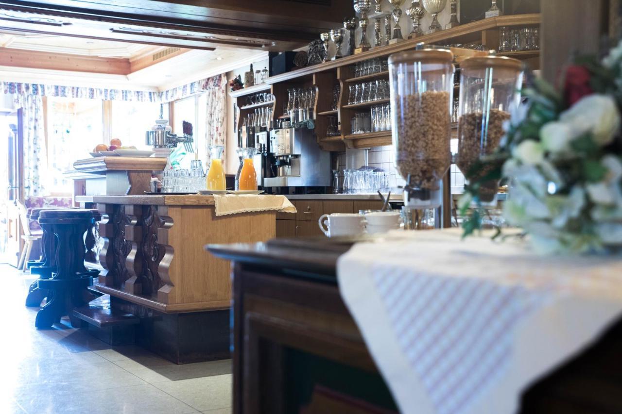 Gasthof Pension Traube Karres Buitenkant foto